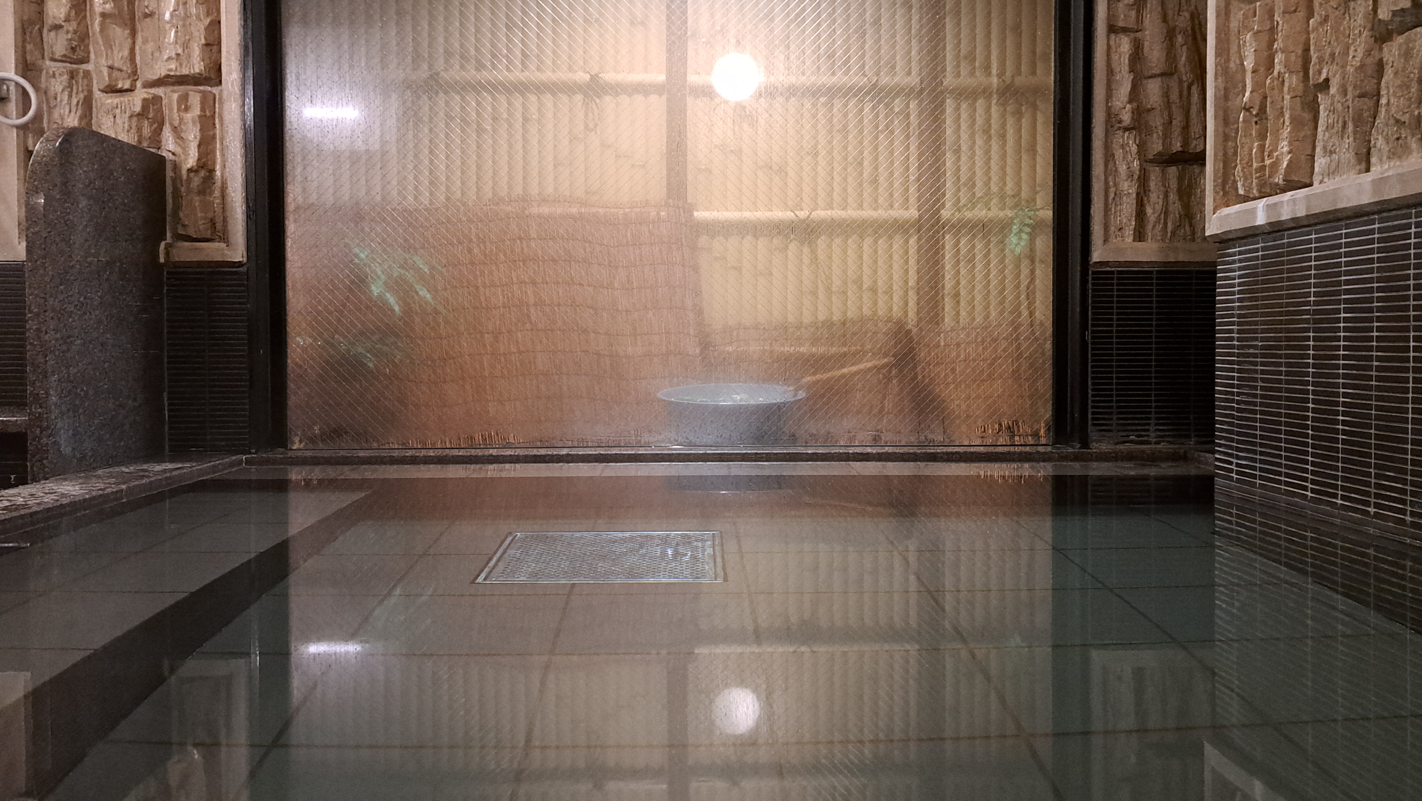 【男性浴場】湯舟から眺める坪庭