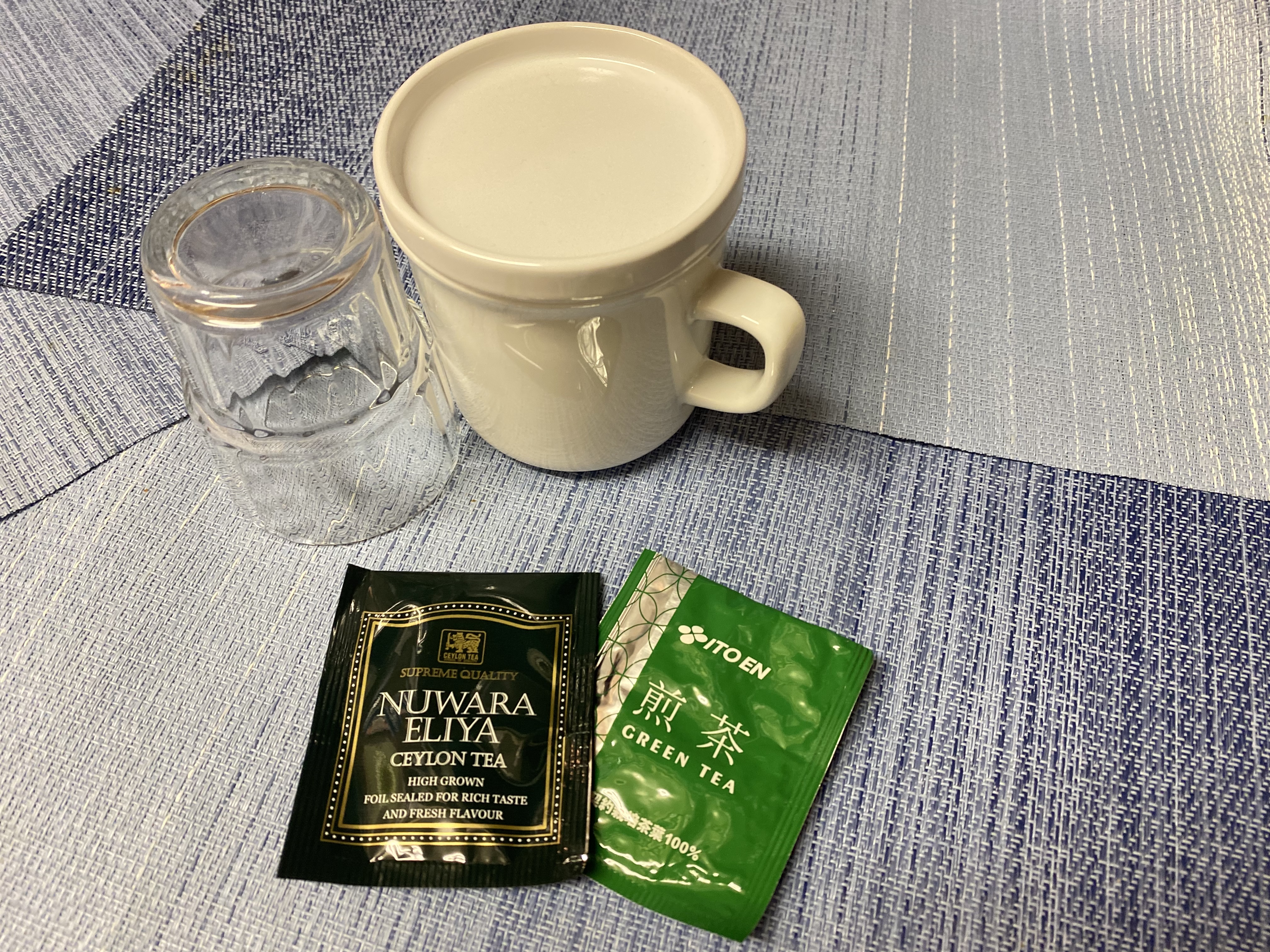 【客室】　マグカップ、グラス、緑茶と紅茶のティーバッグ