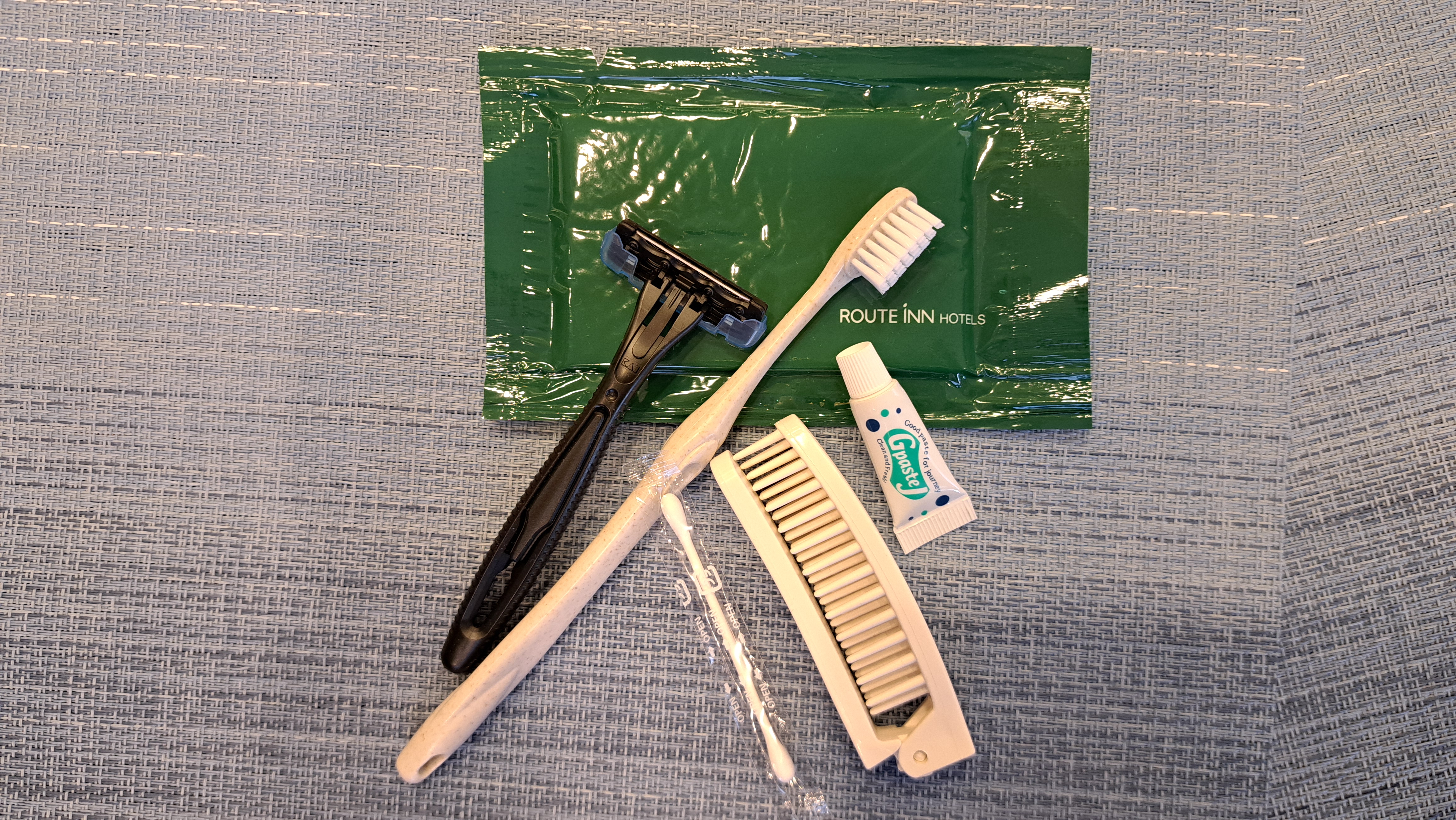 【客室アメニティー】歯磨き粉付き歯ブラシ、ヘアブラシ、カミソリ、ボディスポンジ