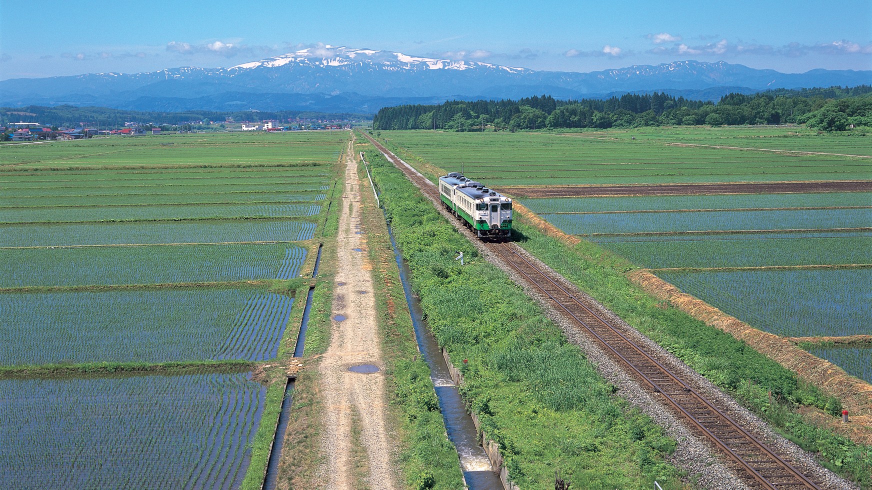 【田園と列車】
