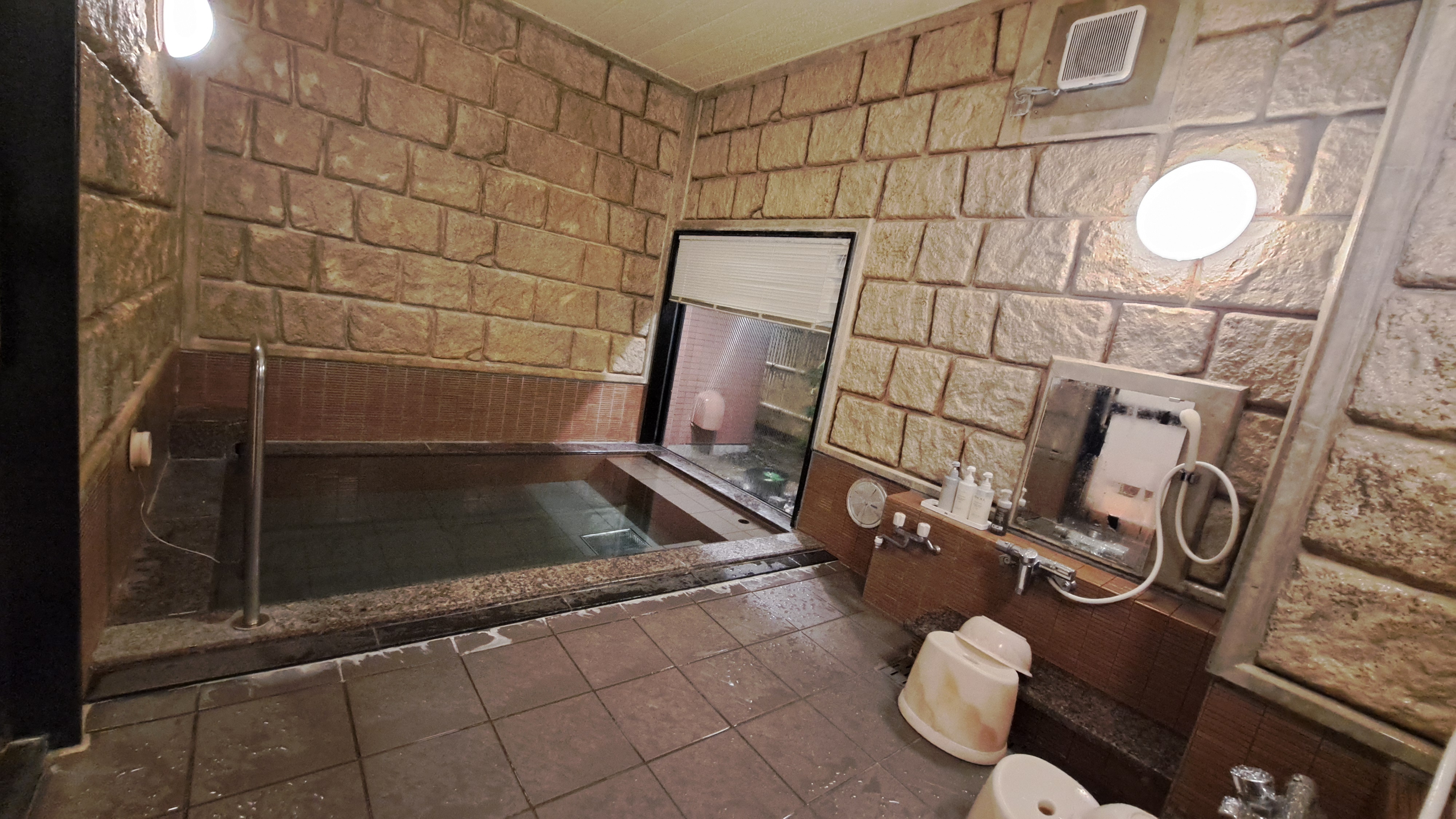 【女性浴場】洗い場は3か所でございます