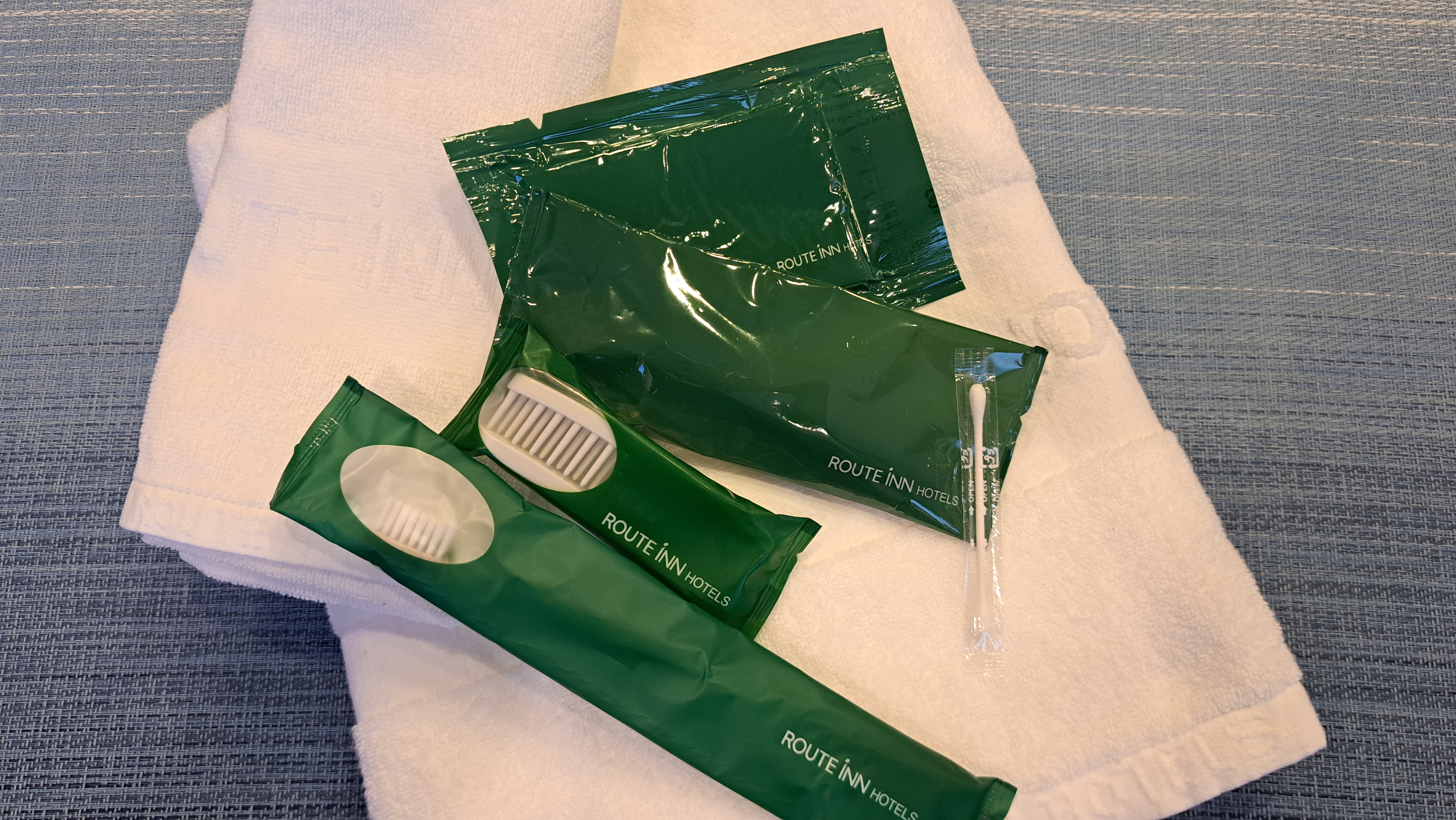 【客室タオルアメニティー】歯磨き粉付き歯ブラシ、ヘアブラシ、カミソリ、ボディスポンジ