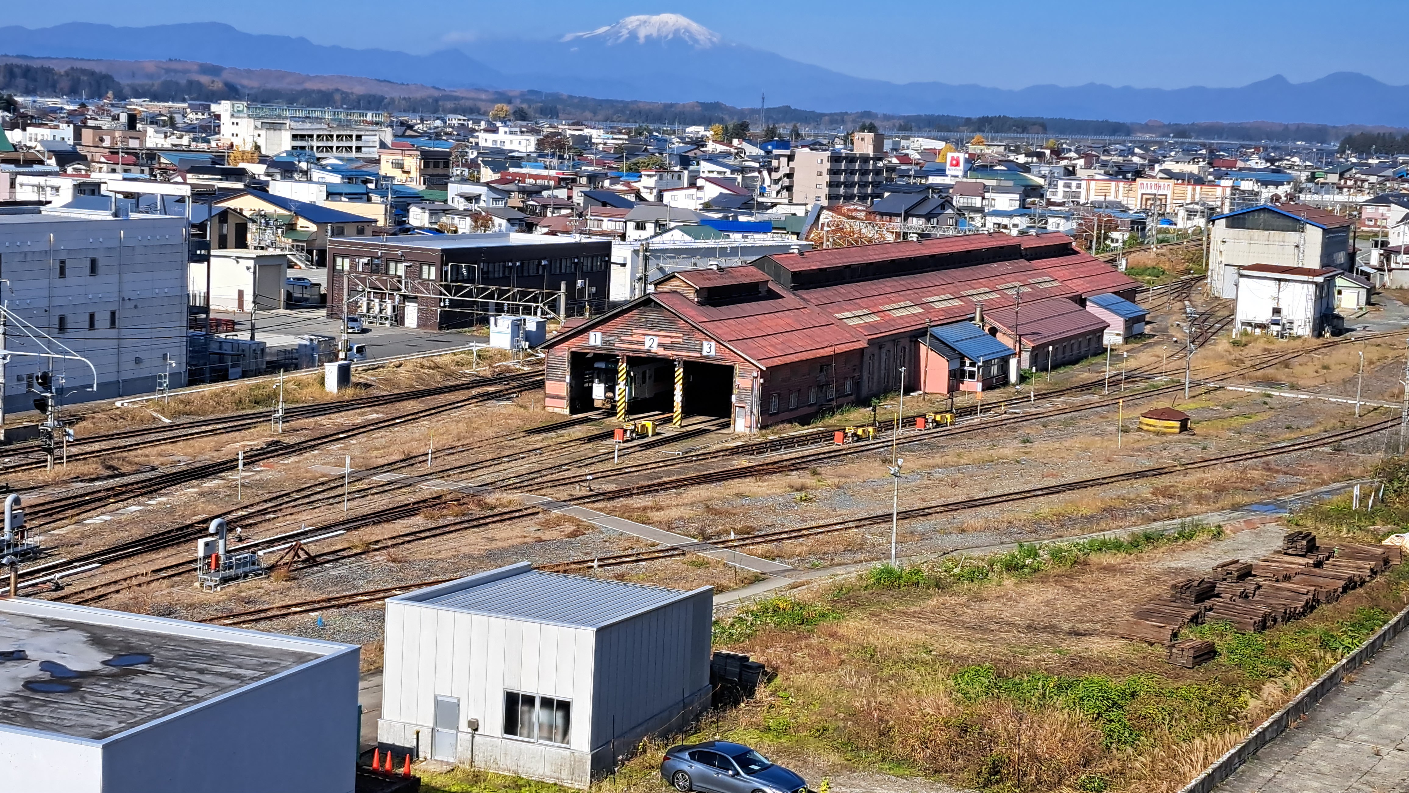 【西側客室】古い駅舎が見えます♪晴れた日は鳥海山も見えるかも！