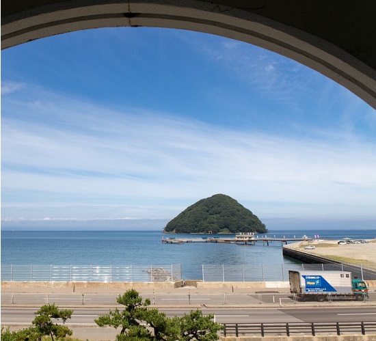 お部屋から一望できるむつ湾