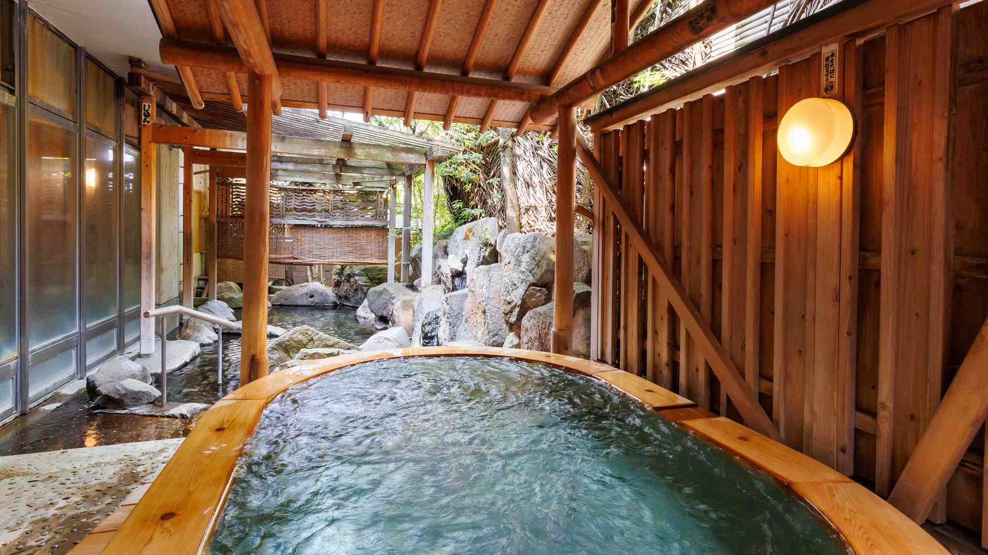 東雲風呂｜露天風呂併設のジャグジーバス