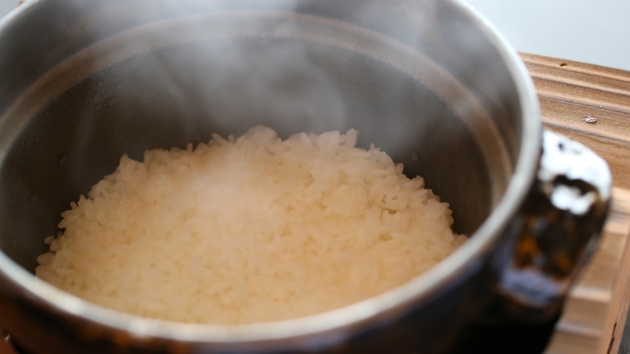 【ご朝食】地元木島平産のこしひかりを土鍋でご提供しております