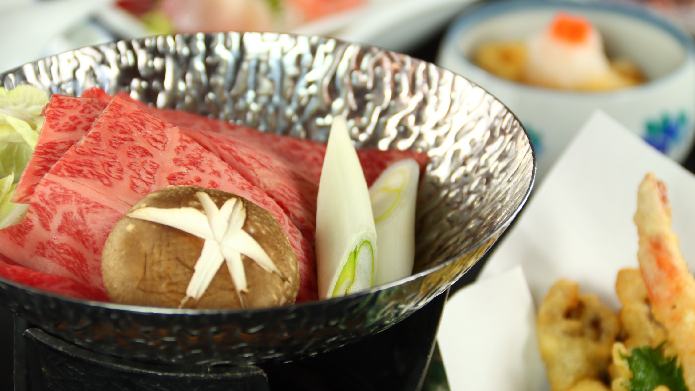 《グレードアップ/2食付》特製だれで頂く飛騨牛の陶板焼きorすき焼き風鍋＋飛騨蕎麦の特別プラン