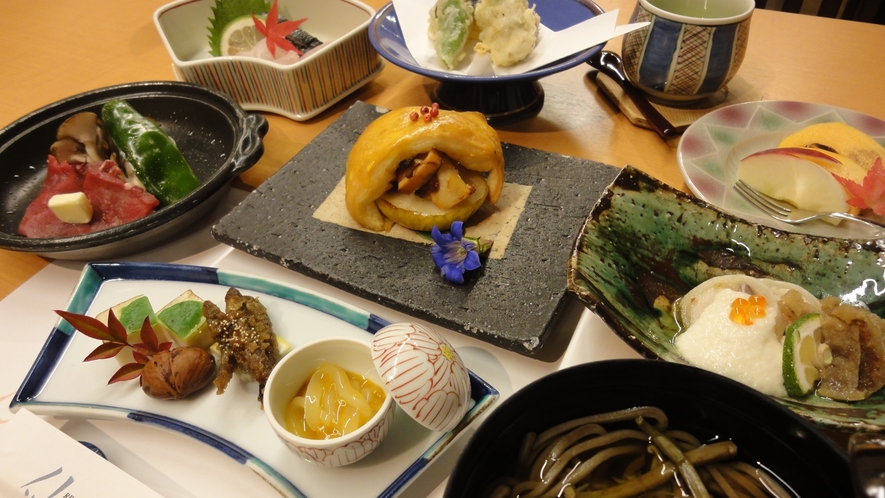 *【夕食一例】地元で採れた山菜や高原野菜、清流で育った川魚を使った会席料理です