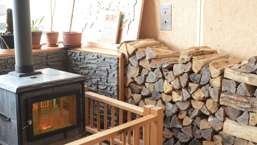 *【暖炉】館内には暖炉も設置しております。薪式暖炉のゆらめく炎が暖かくしてくれます。