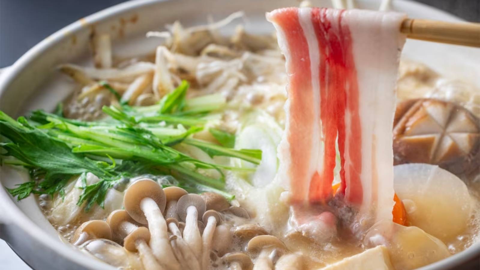 【冬季限定】脂身が甘くておいしいと好評の「出雲豚」をしゃぶしゃぶ