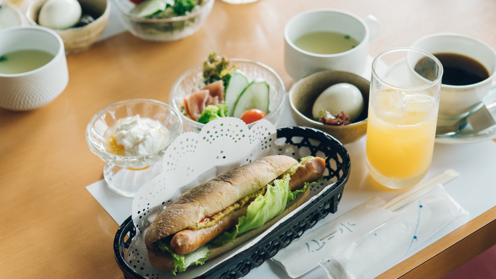 朝食一例　気の温もりあるレストランにてご用意いたします。