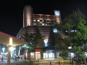 施設外観(夜間)