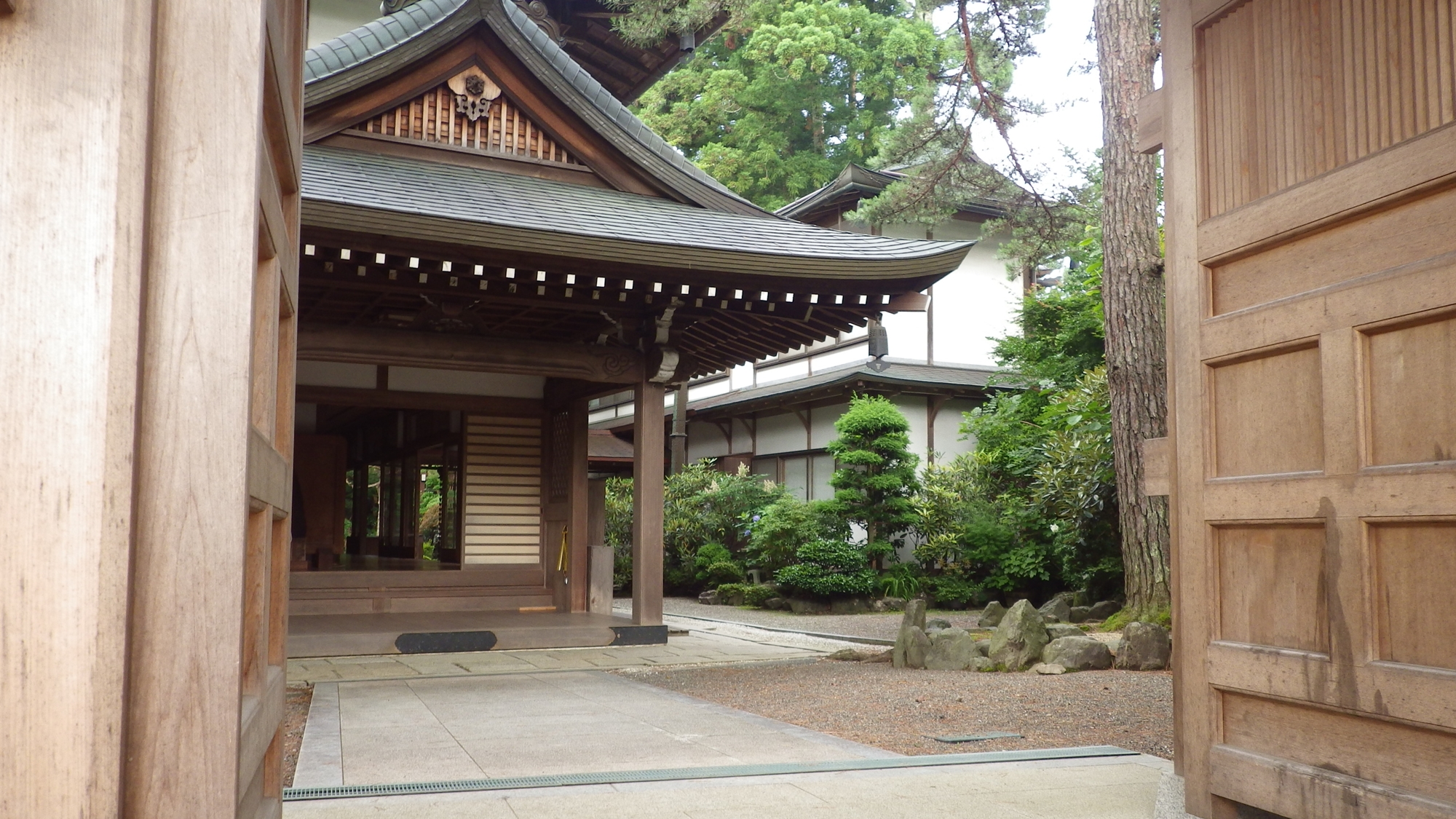 *【外観】高野山ならではの厳粛な空気や精進料理等、心地よくご滞在いただければ幸いです。