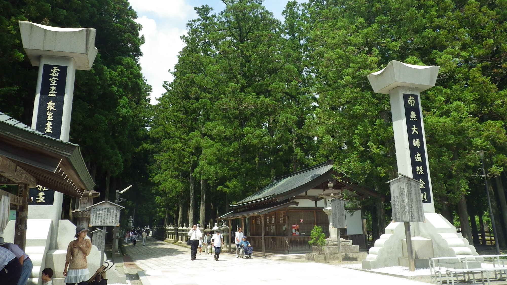 *【施設周辺】法大師が眠る高野山一の聖地。参道には歴史上有名な人々の墓も数多い。