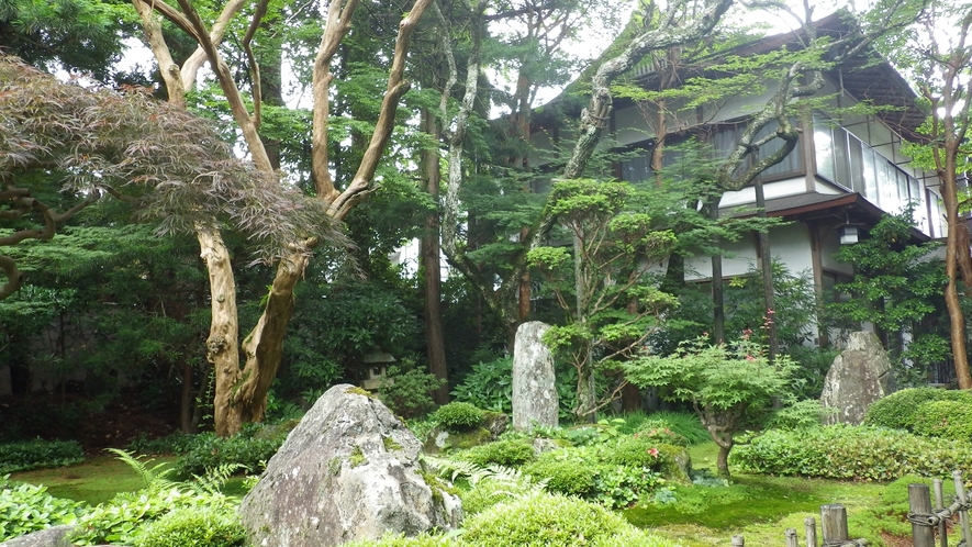 *【館内】鶴亀式枯山水の山内最古の庭園。回遊式ではございませんが、風情溢れる庭をご観賞ください。