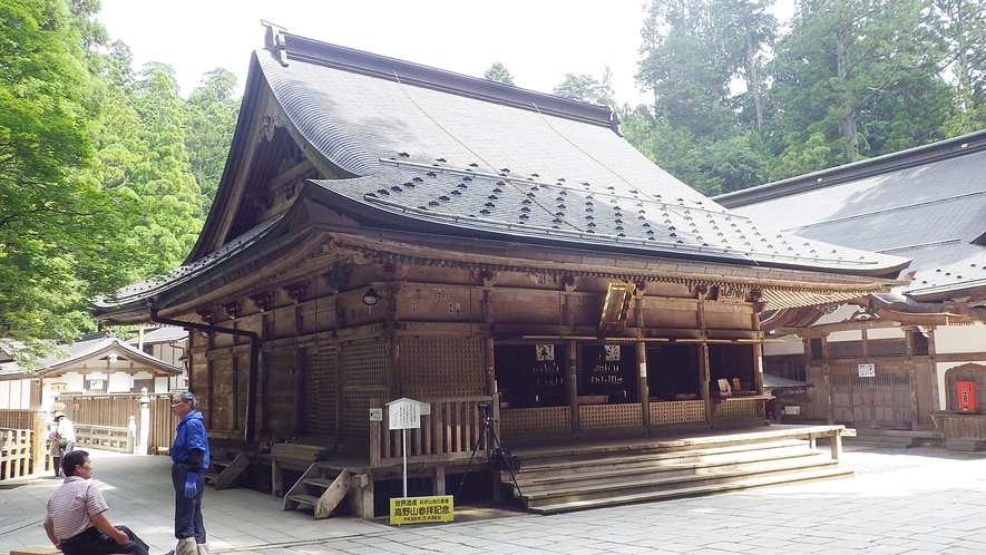 *【施設周辺】法大師が眠る高野山一の聖地。参道には歴史上有名な人々の墓も数多い。