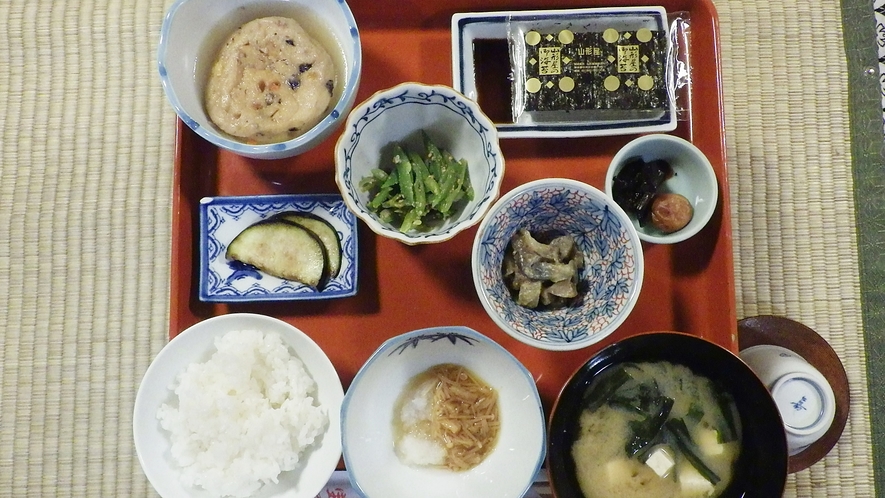 *【料理】朝食にも伝統の精進料理を。起きたての身体でも食べやすい優しい味付けです。