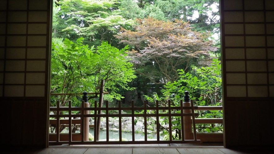 *【館内】本堂でございます。朝はシャキっと澄んだ空気の中お勤めを行います。