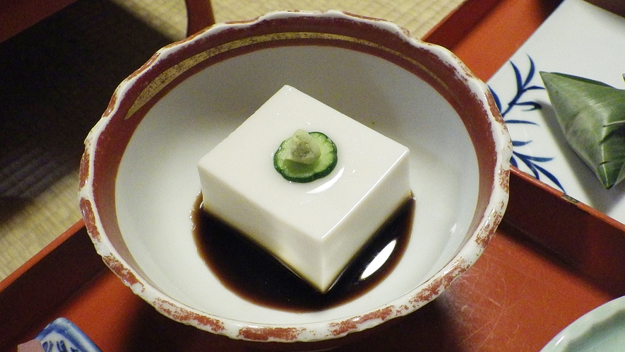*【料理】夕食一例でございます。もっちりと濃厚で美味しい当館自慢の「胡麻豆腐」もご賞味ください。