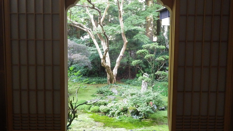 *【館内】鶴亀式枯山水の山内最古の庭園。回遊式ではございませんが、風情溢れる庭をご観賞ください。