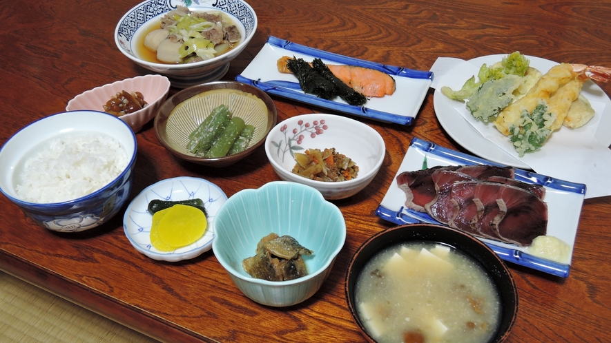 *【夕食（一例）】旬な食材を使用した郷土料理をご用意いたします。