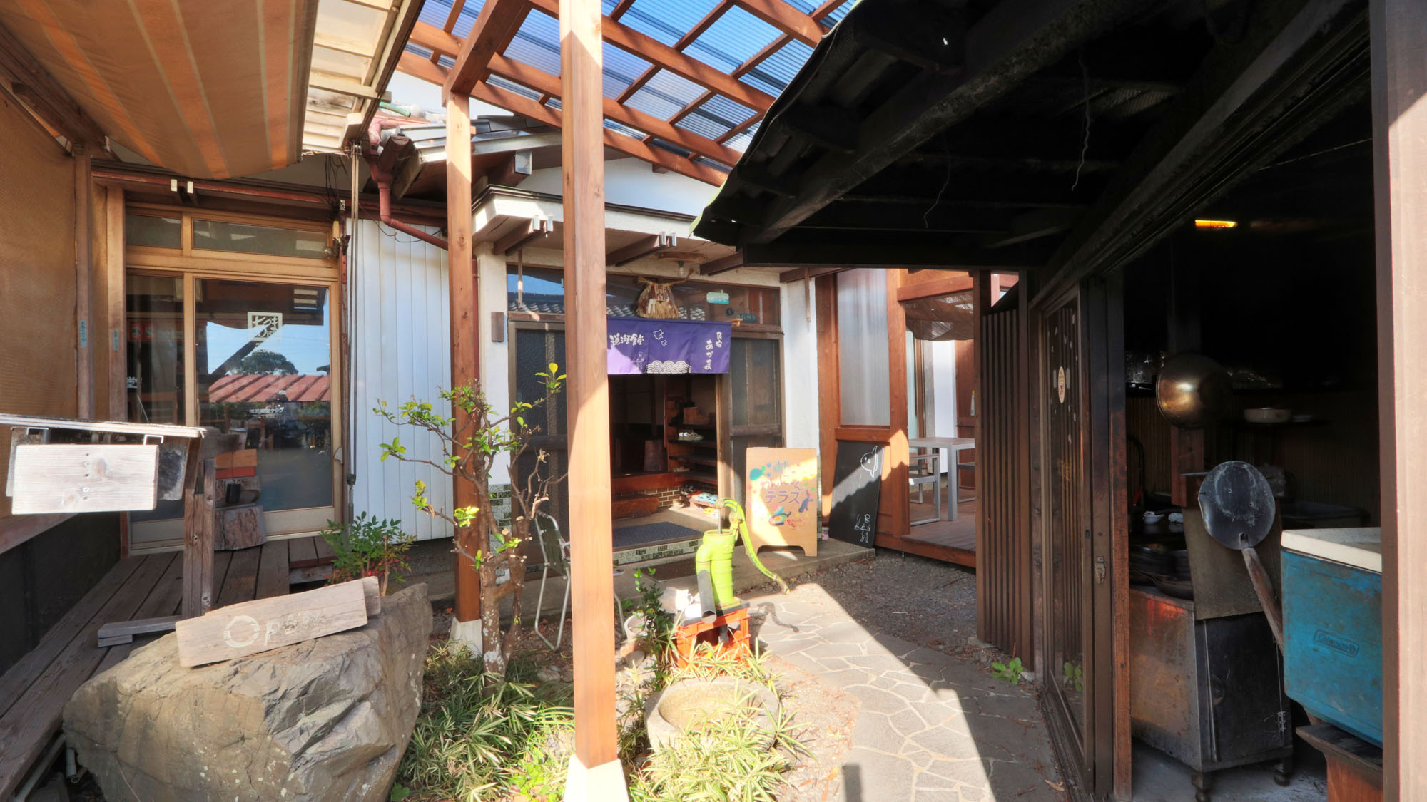 民宿＆食堂の玄関です。右手にあるのはピザガマです。*