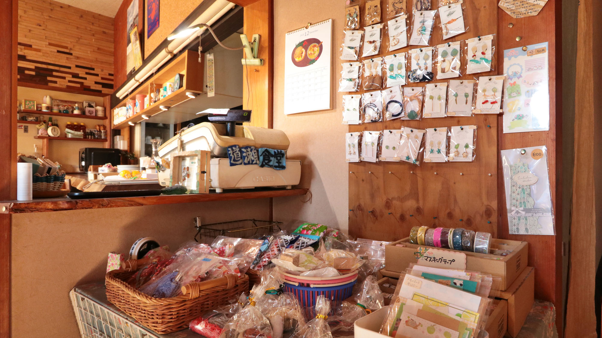 館内には女将セレクトの小物ショップがございます*