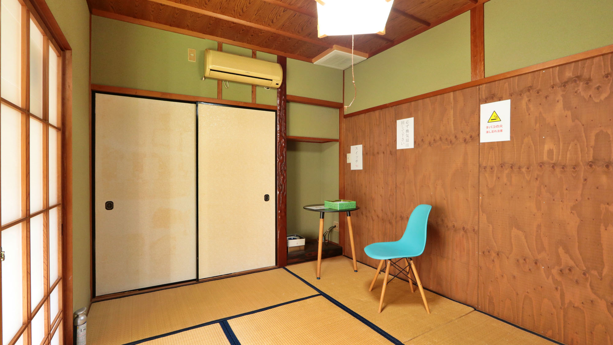 おタバコはこちらの喫煙スペースで*