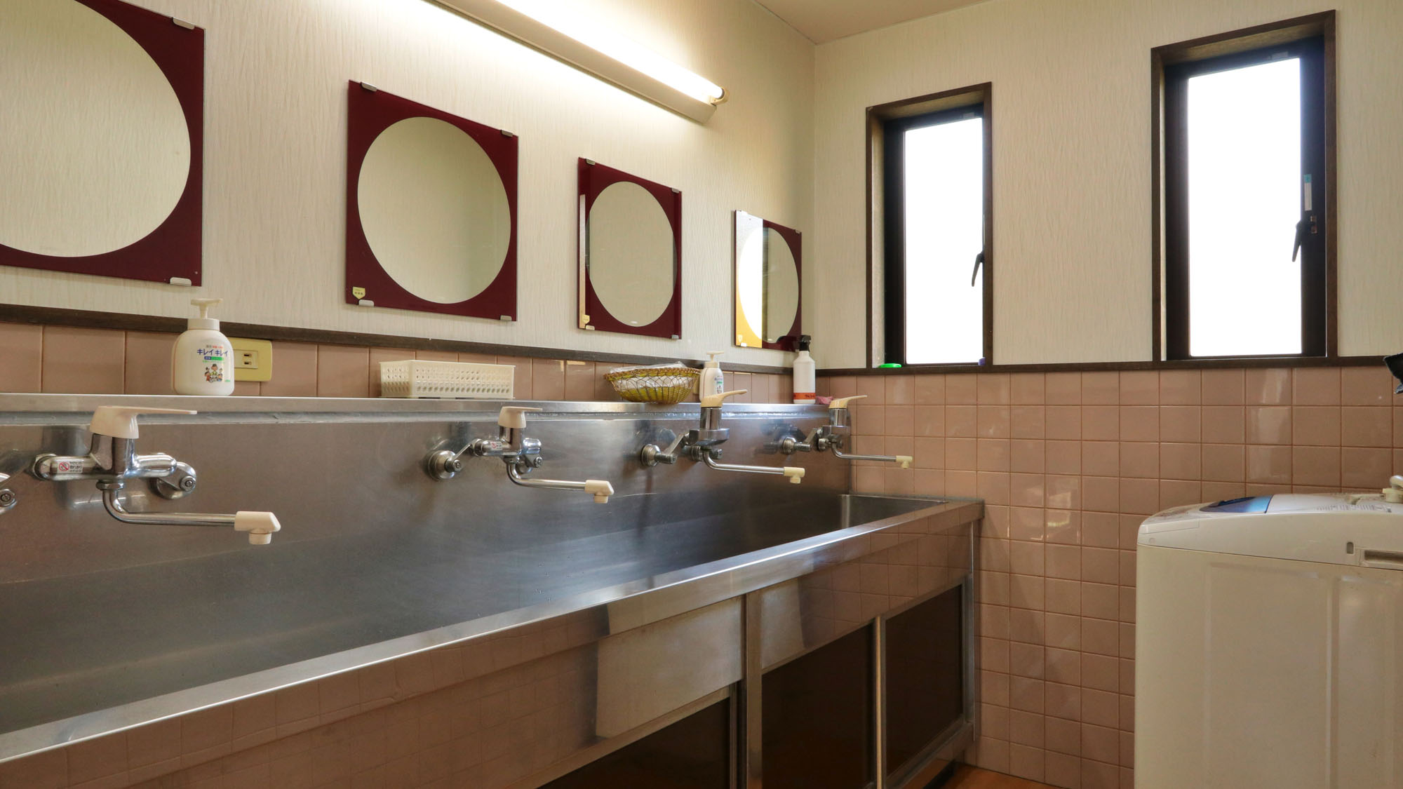 共用の洗面スペースです*