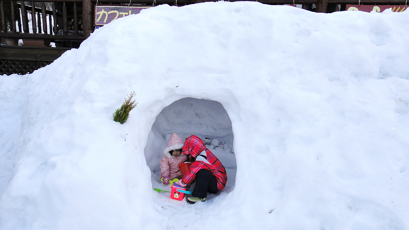 雪が多い時はカマクラ遊び♪
