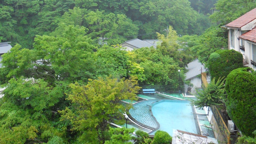 雨の吉奈温泉