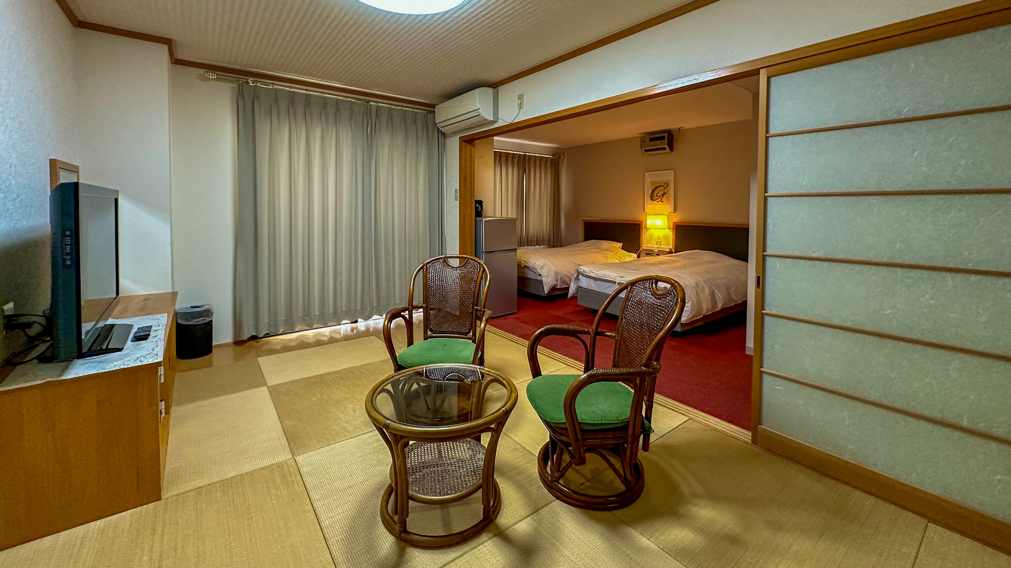 ＜和洋室＞定員2～5名温泉源泉100%の露天つぼ湯付