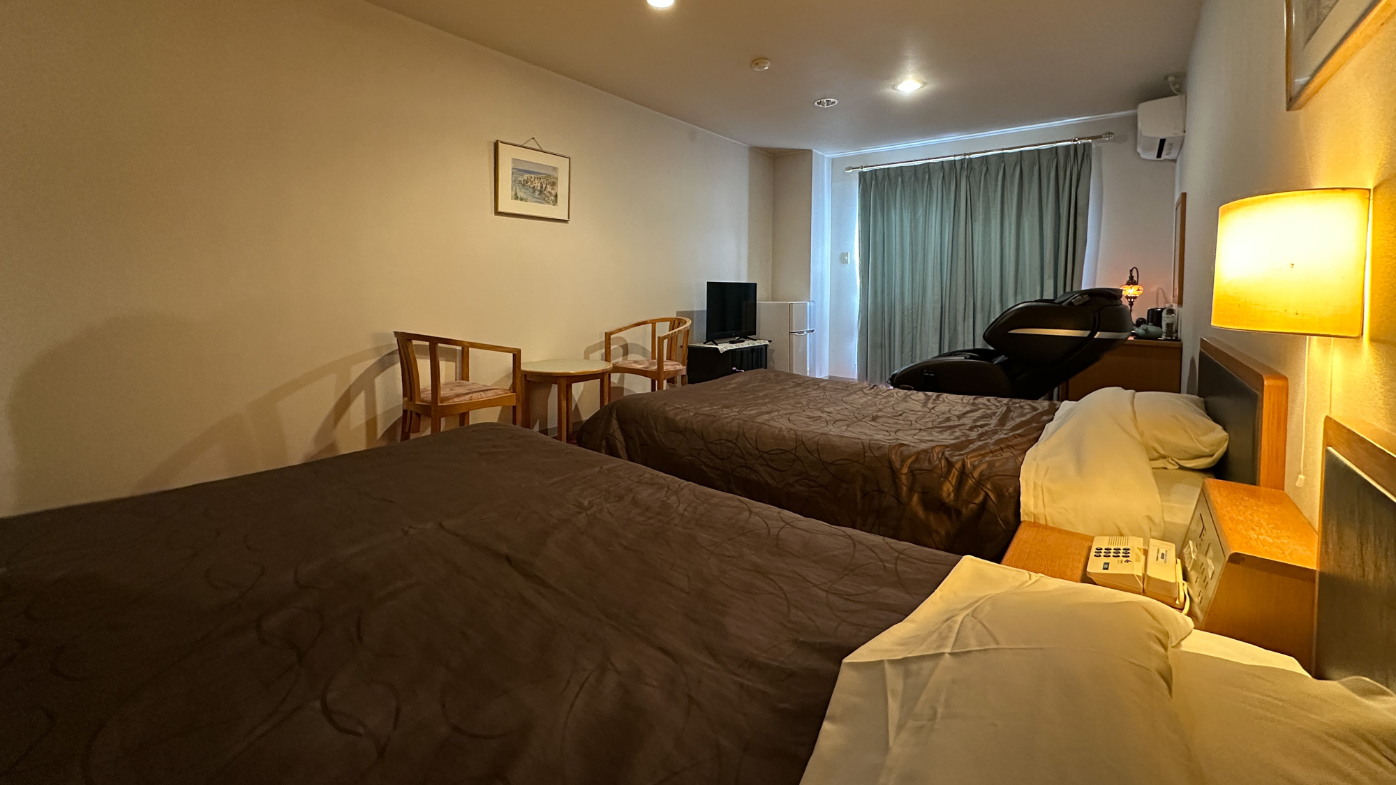 ＜ツインルーム＞定員２名　ベランダつぼ湯付、室内にはマッサージチェア完備