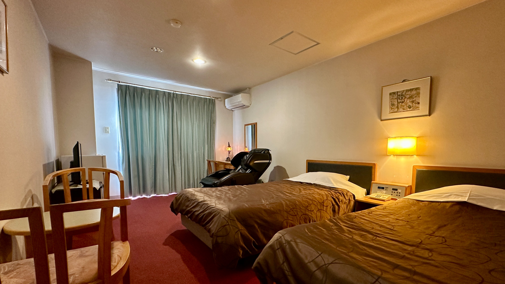 ＜ツインルーム＞定員２名　ベランダつぼ湯付、室内にはマッサージチェア完備