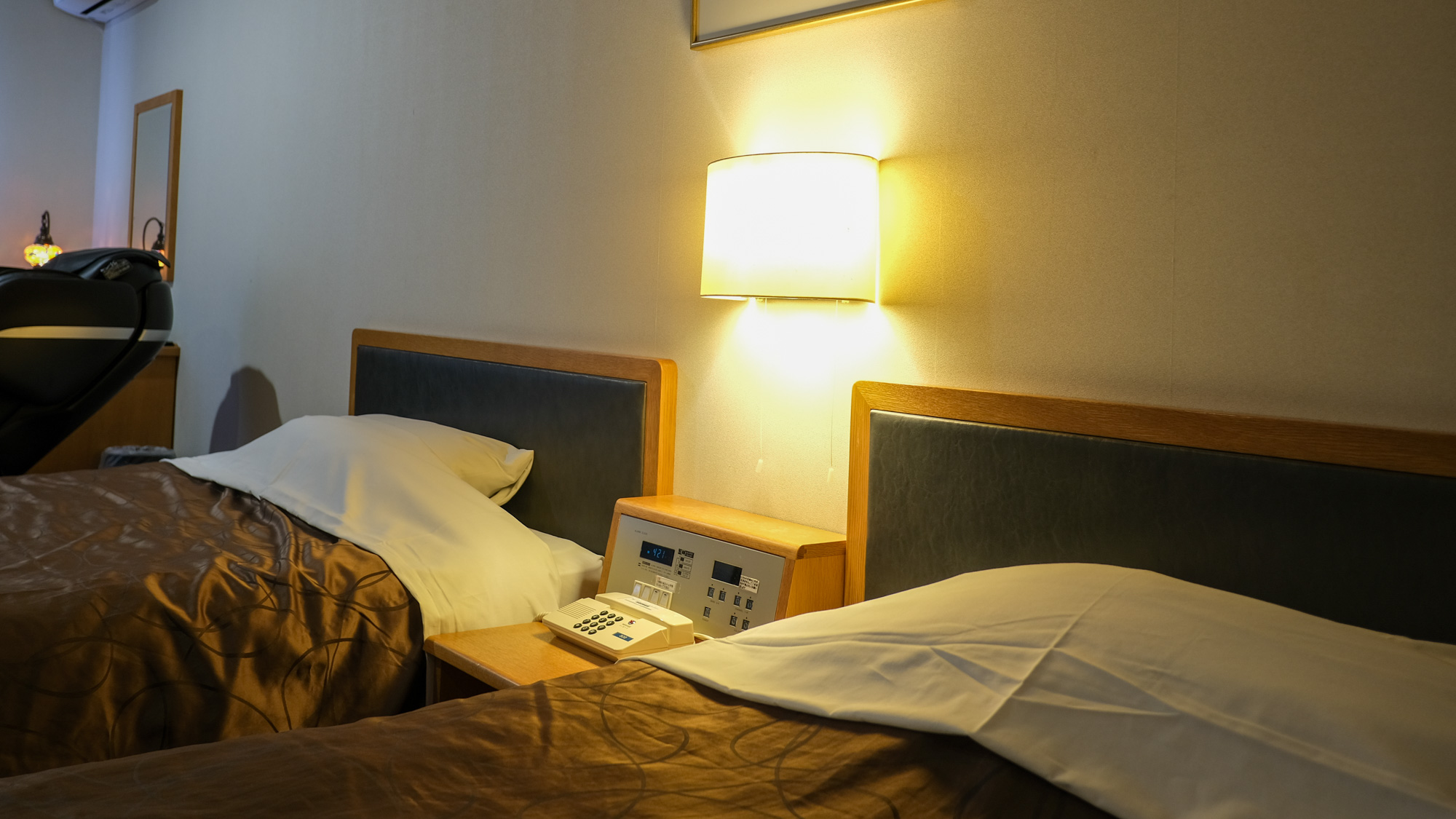 ＜ツインルーム＞定員２名　ベランダつぼ湯付、室内にはマッサージチェア完備