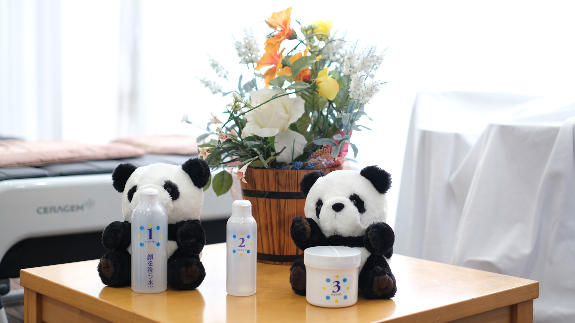 売店では基礎化粧品の販売も行っています。