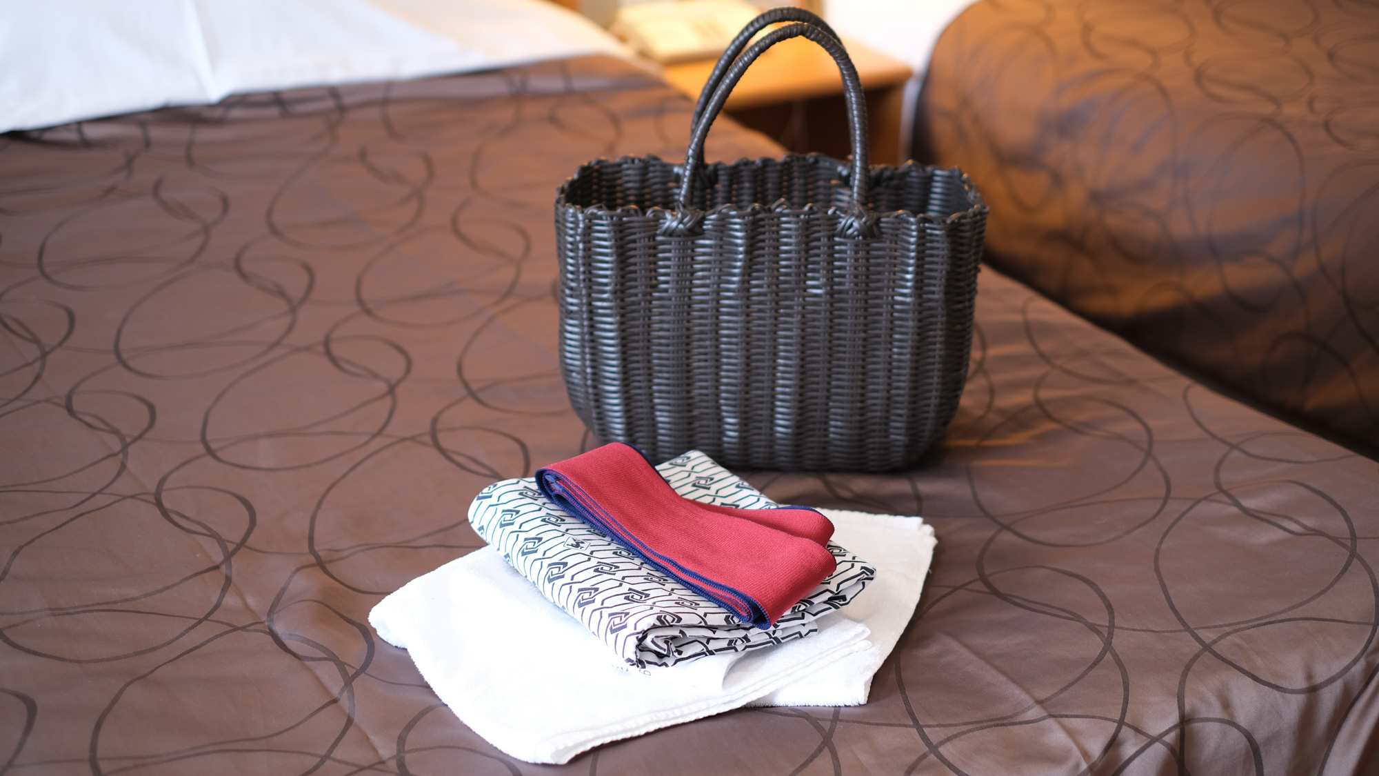 お部屋には浴衣とタオル、かごバッグをご用意しています。