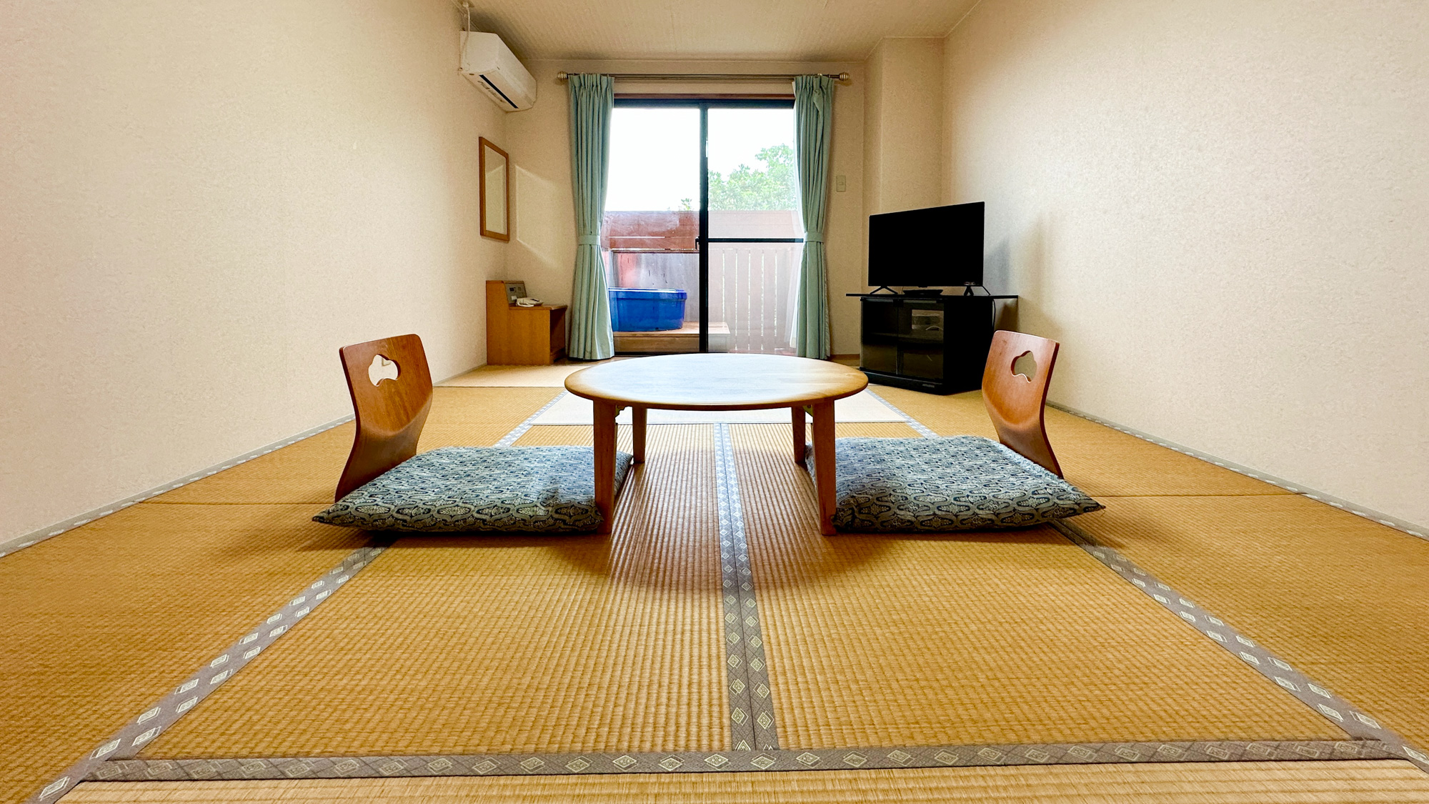 ＜和室10畳＞定員1～3名・ベランダつぼ湯付。いつでもお休みになれるよう布団敷き