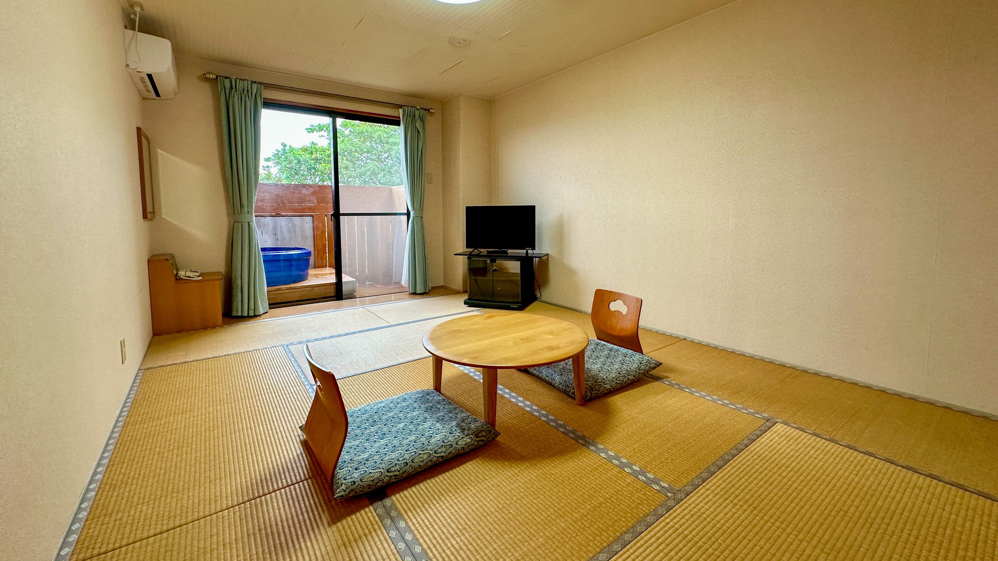 ＜和室10畳＞定員1～3名・ベランダつぼ湯付。いつでもお休みになれるよう布団敷き