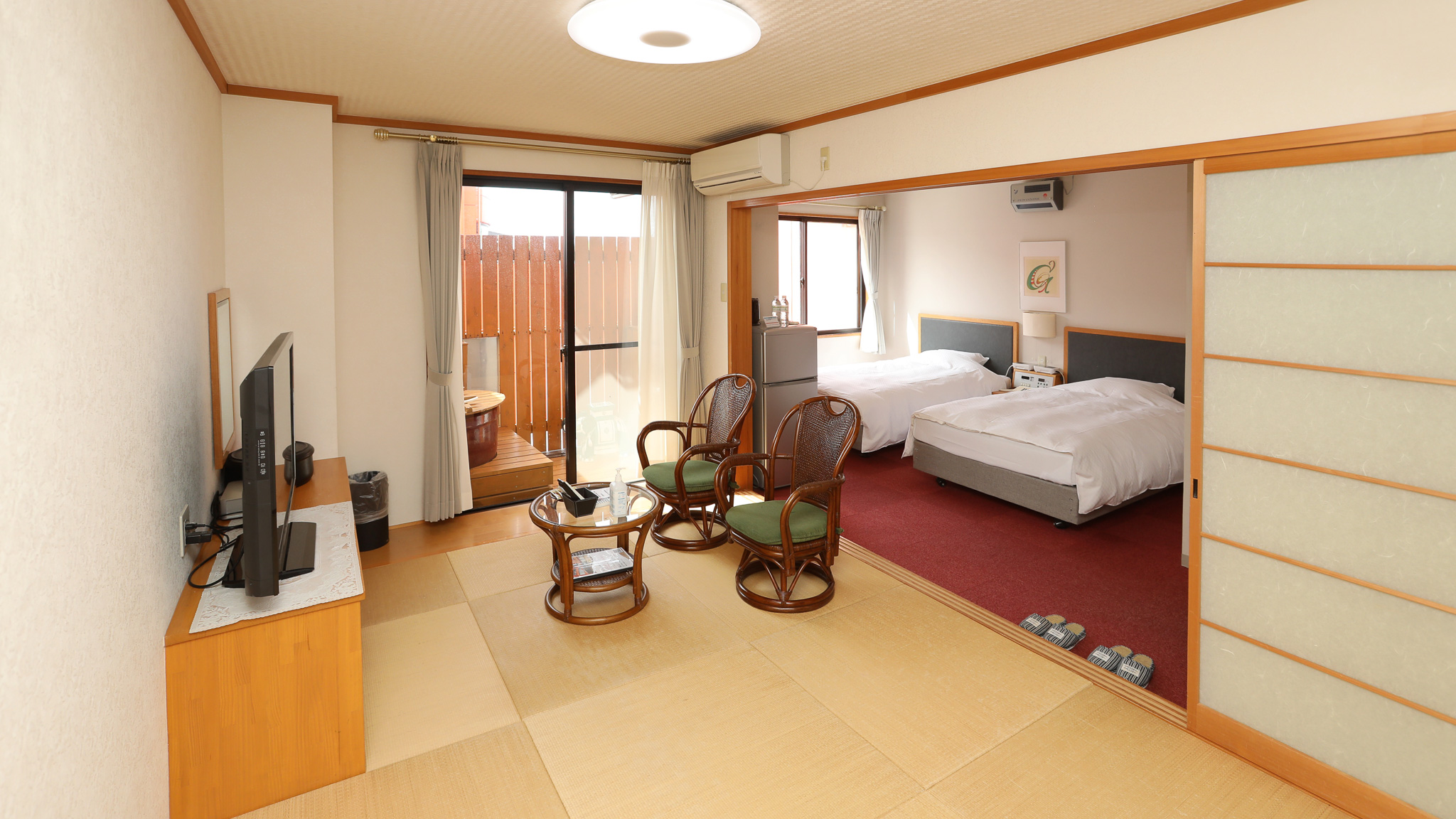 ＜和洋室＞定員2～5名温泉源泉100%の露天つぼ湯付