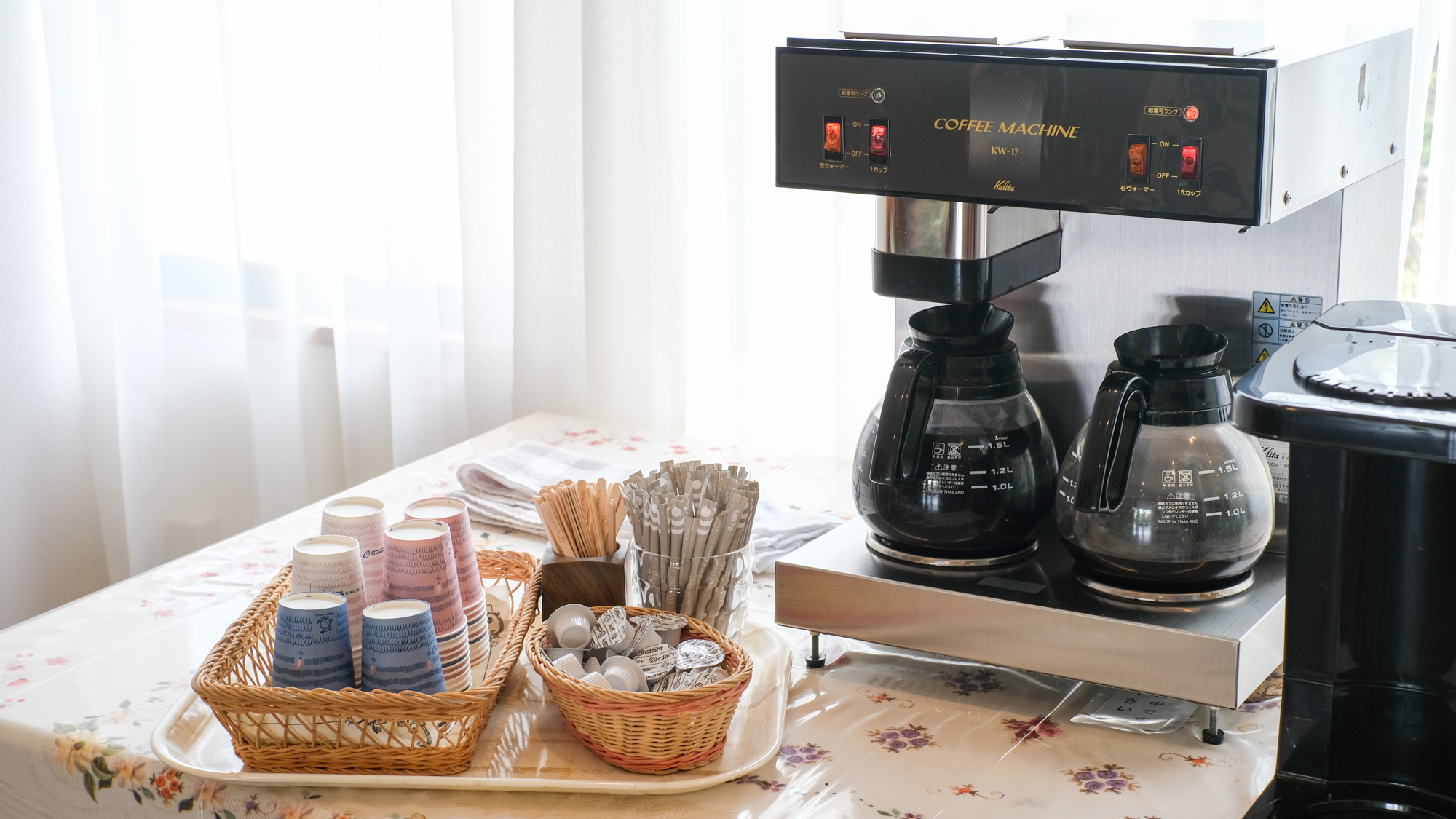 毎朝、ロビーにて無料のコーヒーをご用意しています。