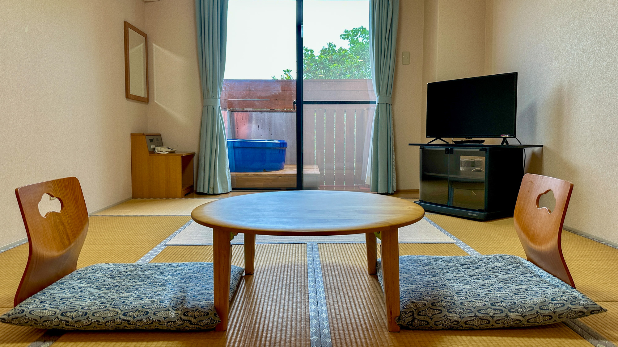 ＜和室10畳＞定員1～3名・ベランダつぼ湯付。いつでもお休みになれるよう布団敷き