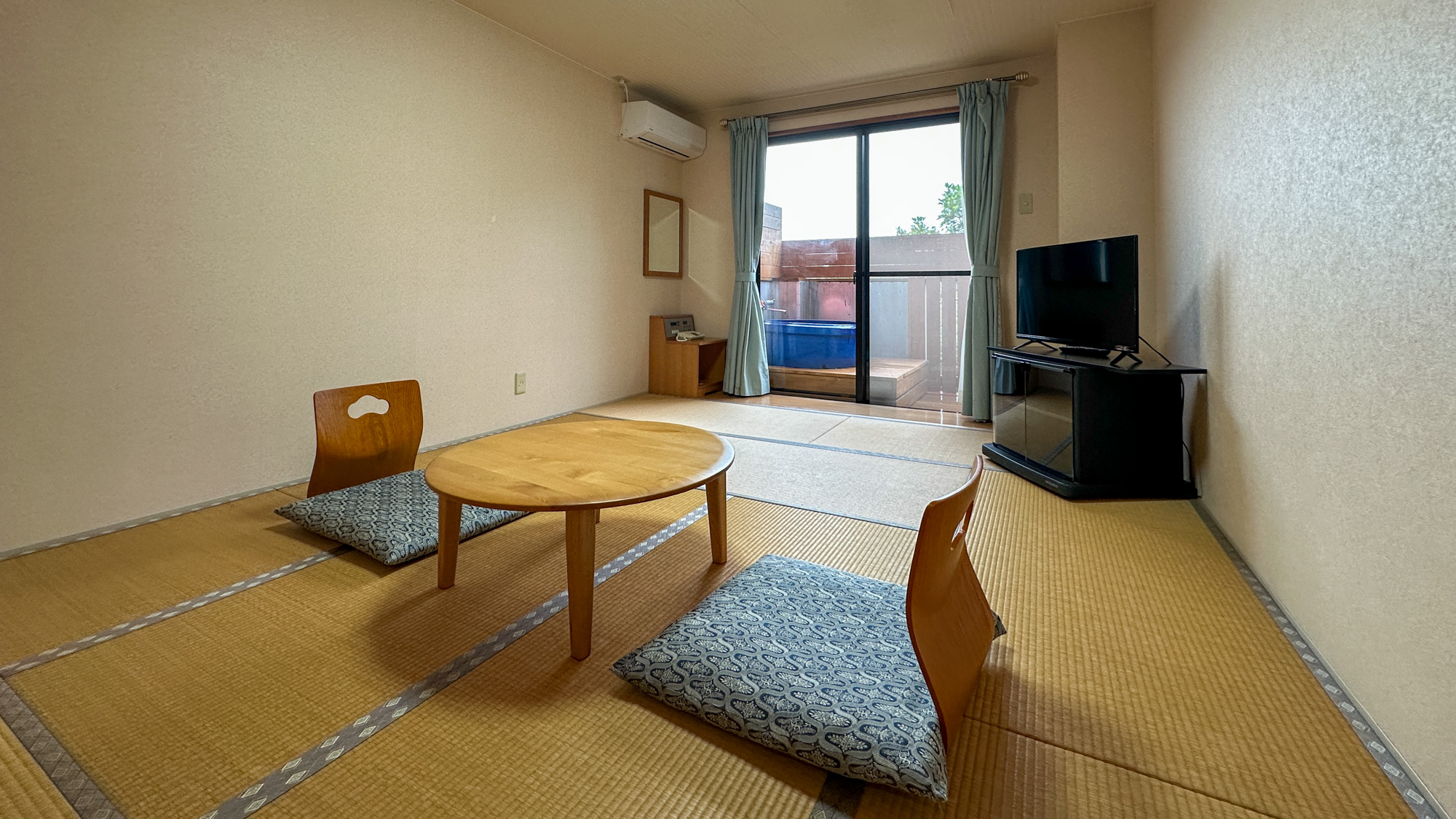 ＜和室10畳＞定員1～3名・ベランダつぼ湯付。いつでもお休みになれるよう布団敷き