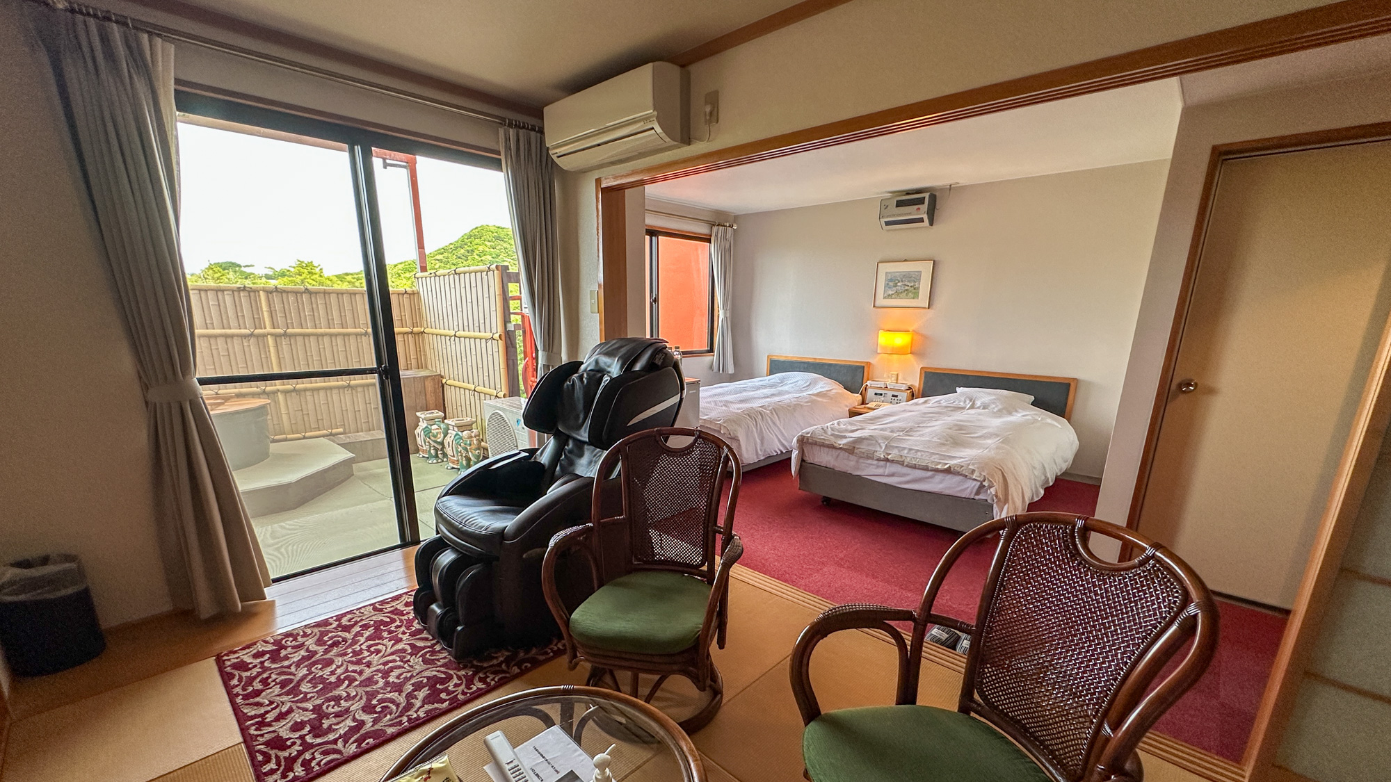 ＜ランクアップ和洋室＞定員2～4名、温泉源泉100％の露天つぼ湯とマッサージチェア付