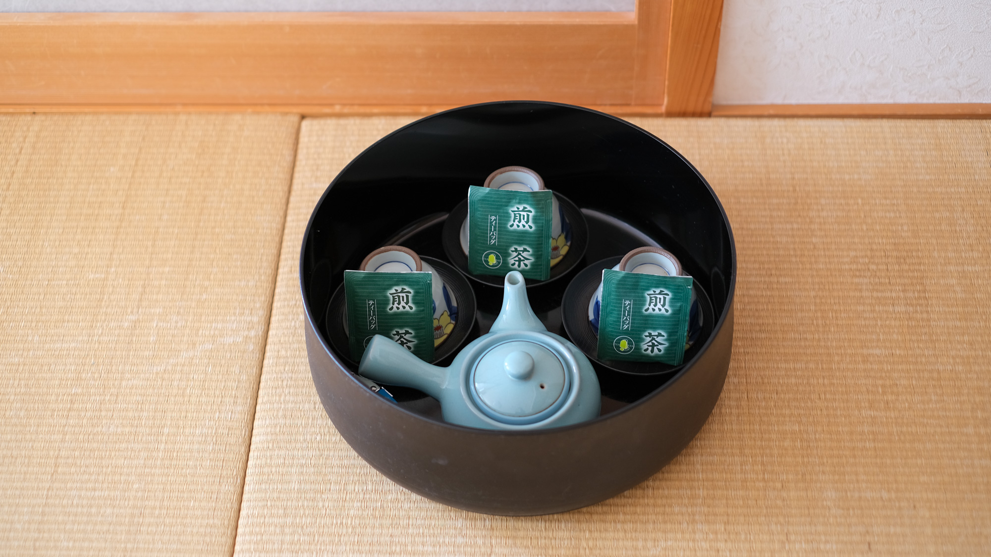 お部屋にはお茶をご用意しています。