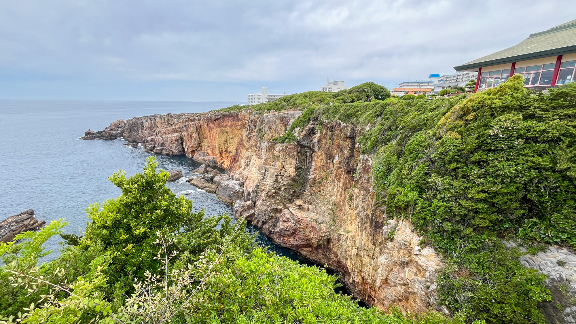 【三段壁】断崖に打ち寄せる波しぶきは圧巻です。ホテルからはお車で約10分。