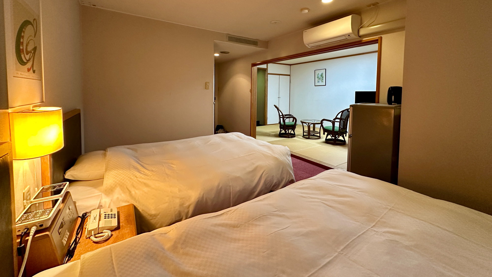 ＜和洋室＞定員2～5名温泉源泉100%の露天つぼ湯付