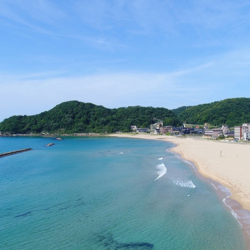 【夕日ヶ浦浜詰海水浴場】遠浅なのでファミリーも安心（当館より車で約15分)