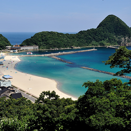 【竹野浜】白砂青松のビーチが広がる兵庫北部の海水浴場。夏は海上アスレチック（当館より車で約40分)