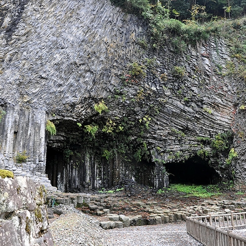 【玄武洞】山陰海岸ジオパーク！160万年前の溶岩が固まってできた自然の造形美（当館より車で約30分)